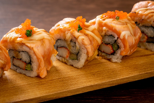 gegrilde zalm sushi roll met saus