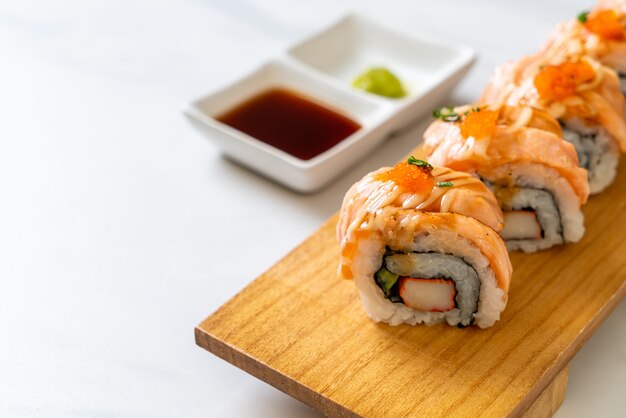 gegrilde zalm sushi roll met saus