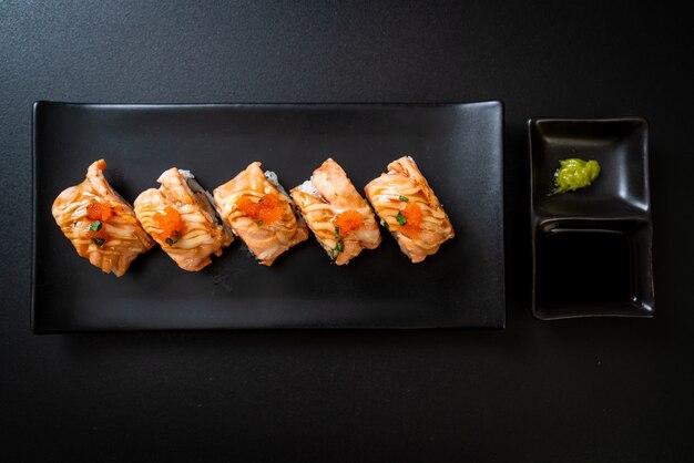 gegrilde zalm sushi roll met saus