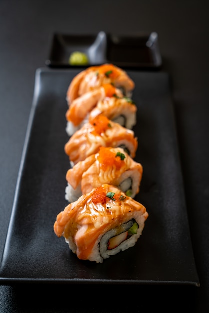 gegrilde zalm sushi roll met saus