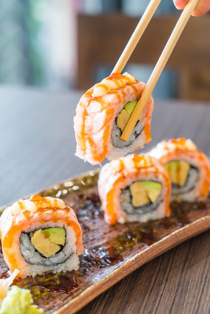 gegrilde zalm sushi roll