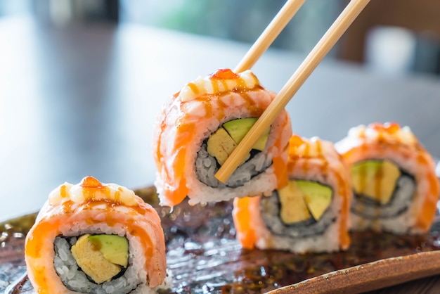 gegrilde zalm sushi roll