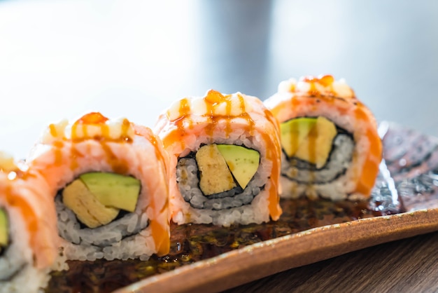 gegrilde zalm sushi roll