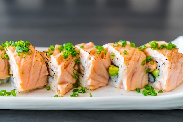 Foto gegrilde zalm sushi roll