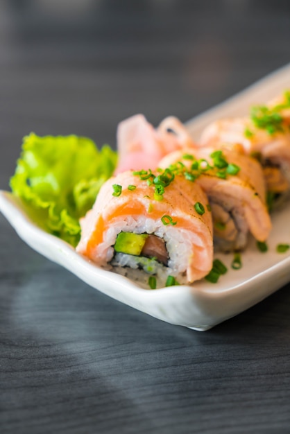 gegrilde zalm sushi roll