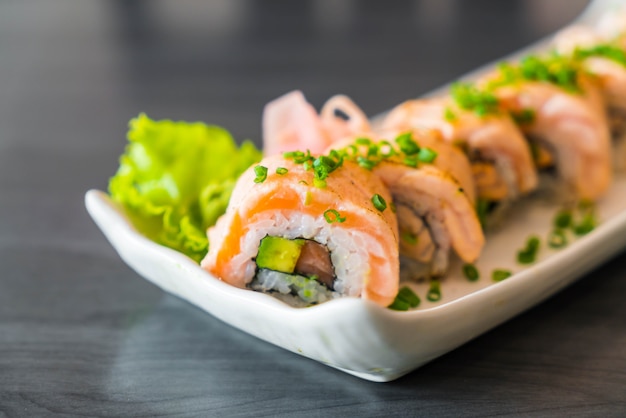 gegrilde zalm sushi roll