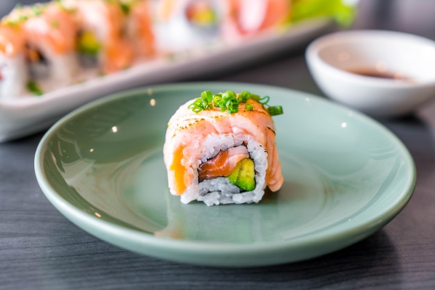 gegrilde zalm sushi roll