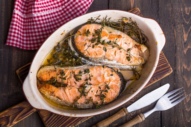 Gegrilde zalmfilet, avondmaal. Gezond eten. Bovenaanzicht