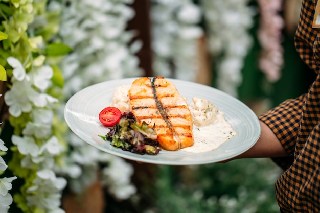 Gegrilde zalmfilet met roomsaus en bloemkool