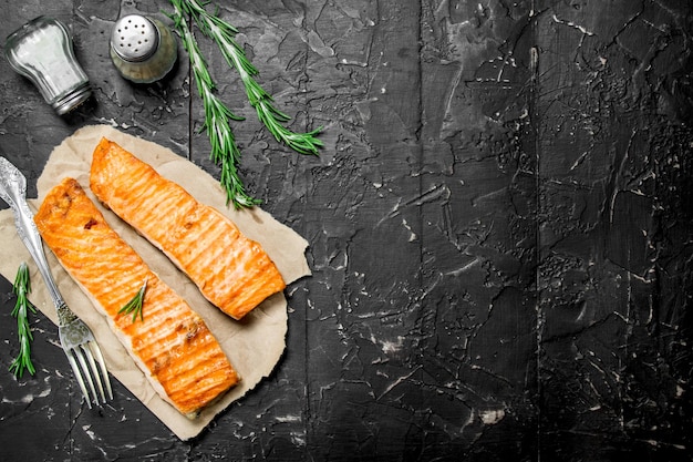 Gegrilde zalmfilet met rozemarijn en kruiden