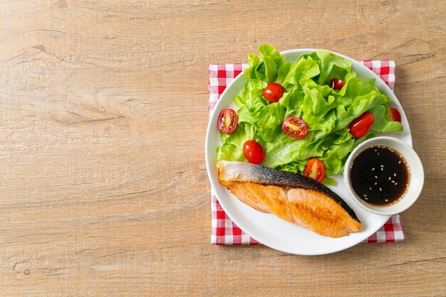 Gegrilde zalmfilet met salade