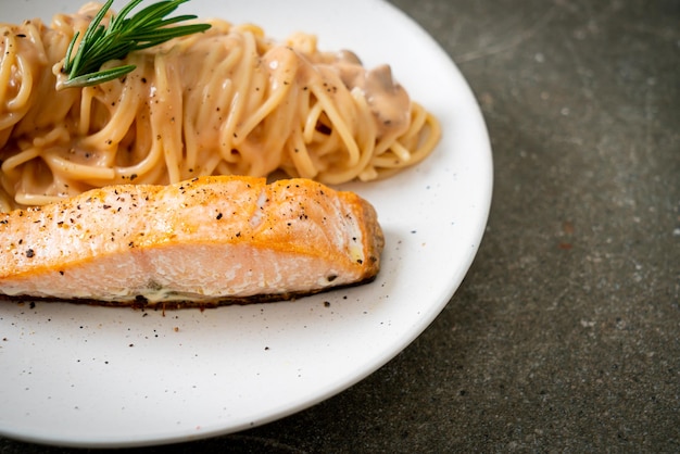 gegrilde zalmfilet met spaghetti romige tomatensaus