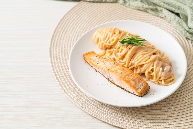 gegrilde zalmfilet met spaghetti romige tomatensaus