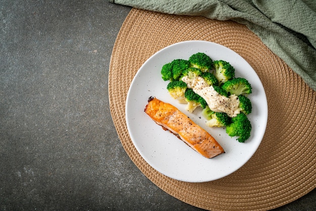 Gegrilde zalmfilet steak met broccoli