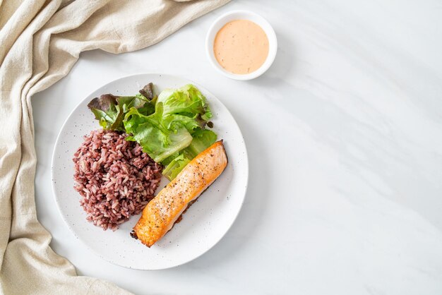 Gegrilde zalmfilet steak met rijstbes en groente