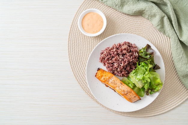 Gegrilde zalmfilet steak met rijstbes en groente