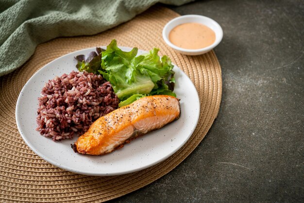 Gegrilde zalmfilet steak met rijstbes en groente