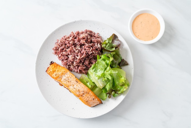 gegrilde zalmfilet steak met rijstbessen en groenten