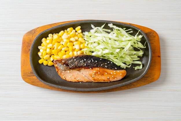 gegrilde zalmfilet steak op hete plaat in Japanse stijl