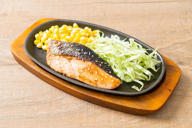 gegrilde zalmfilet steak op hete plaat in Japanse stijl