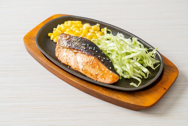 Gegrilde zalmfilet steak op hete plaat