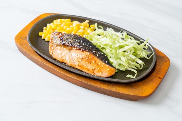 Gegrilde zalmfilet steak op hete plaat