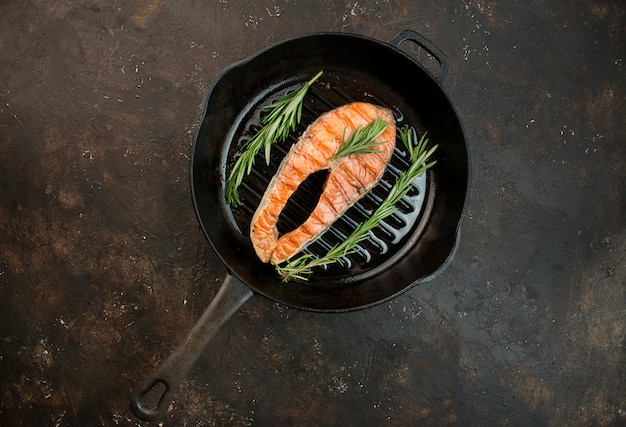 Gegrilde zalmfiletbiefstuk met aromatische kruiden, specerijen en groenten in een grillpan. Seafood. Koken concept. Culinaire achtergrond. Tabel achtergrond menu. Kopieer ruimte