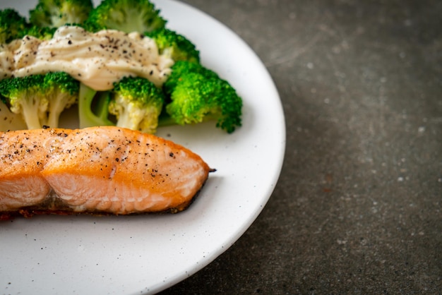 gegrilde zalmhaasbiefstuk met broccoli - healthy food style