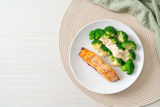 gegrilde zalmhaasbiefstuk met broccoli - healthy food style