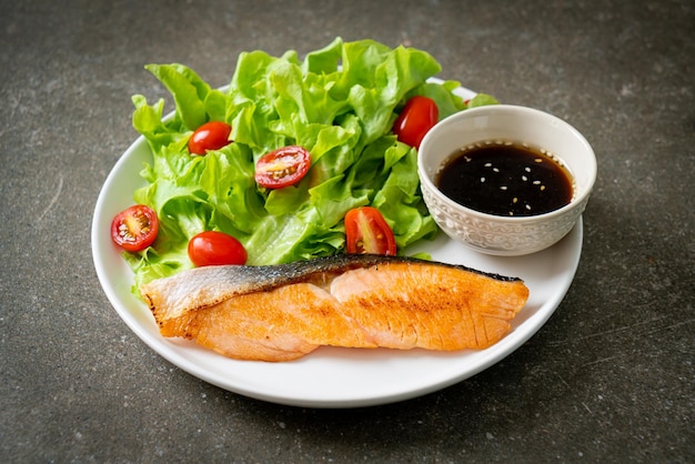 gegrilde zalmhaasbiefstuk met groentesalade - gezonde voedingsstijl