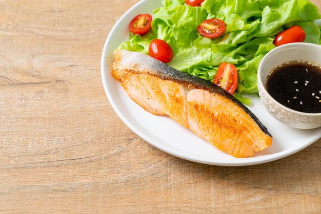 gegrilde zalmhaasbiefstuk met groentesalade - gezonde voedingsstijl