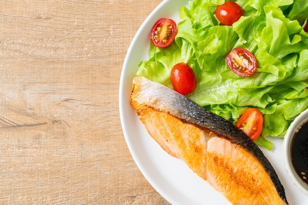 gegrilde zalmhaasbiefstuk met groentesalade - gezonde voedingsstijl