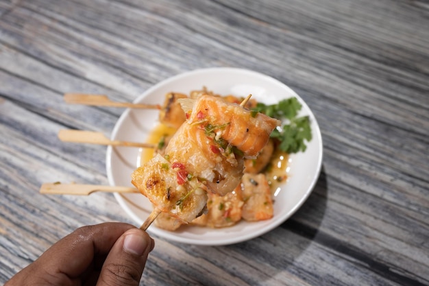 Gegrilde zalmspiesjes overgoten met saus