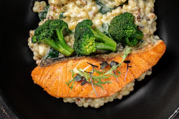 Gegrilde zalmsteak met broccoli en honing-mosterdsaus