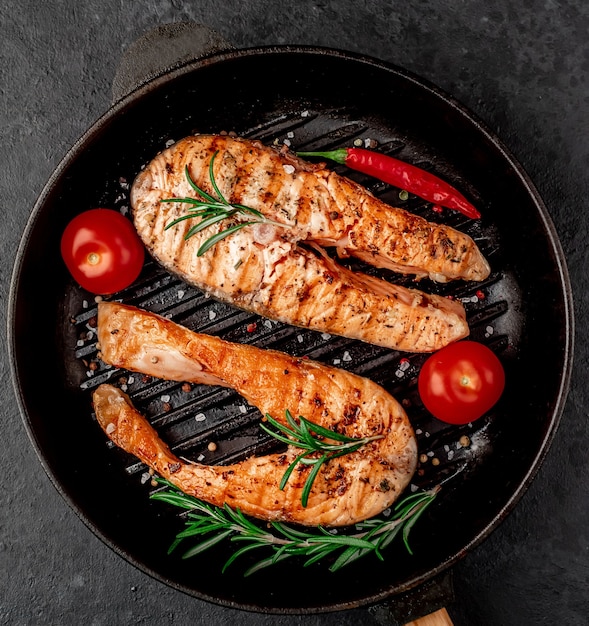 gegrilde zalmsteaks in een gietijzeren grillpan