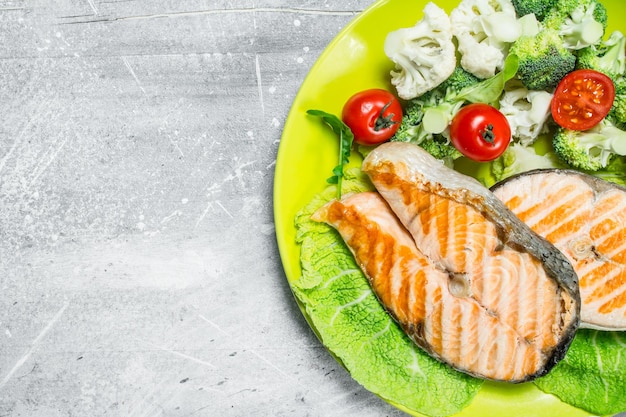 Gegrilde zalmsteaks met broccoli en tomatensalade