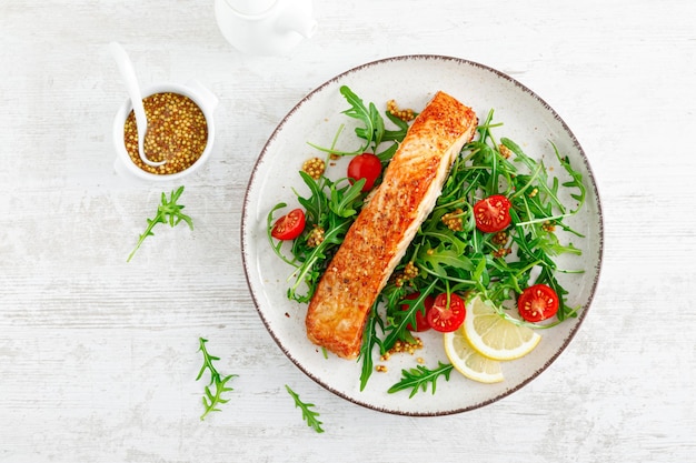 Gegrilde zalmvisfilet en verse groentetomatensalade met rucola Gezonde voeding Ketogeen dieet Lunch Bovenaanzicht