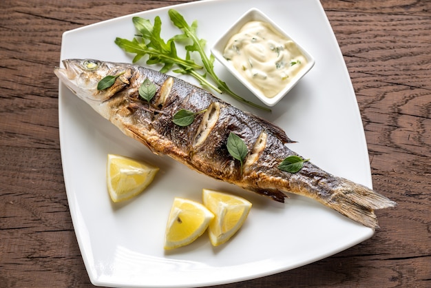 Gegrilde zeebaars op de houten plank