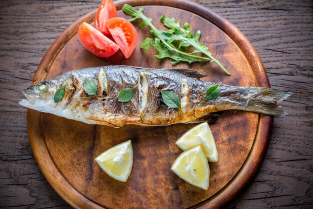 Gegrilde zeebaars op de houten plank