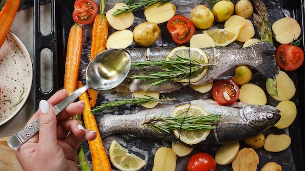 Gegrilde zeebaarsvis met aromatische kruiden en groenten