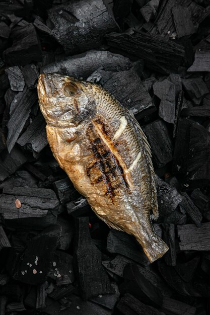 Gegrilde zeebrasemvis op kolen