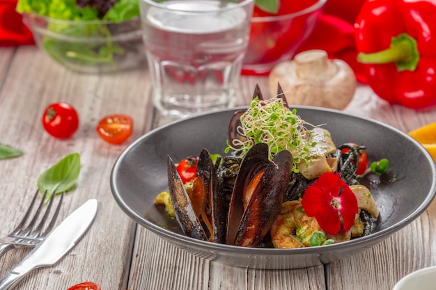 Gegrilde zeevruchten salade op houten tafel