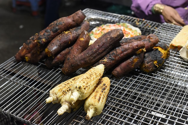 Gegrilde zoete aardappel en maïs op de Vietnamese avondmarkt in Da Lat