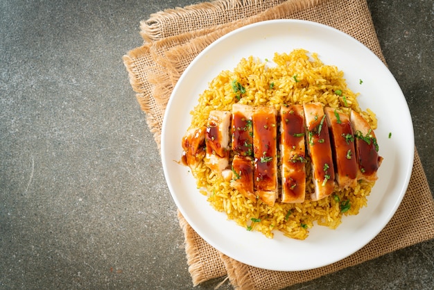 Gegrilde zoete en chili kip met kerrierijst op bord