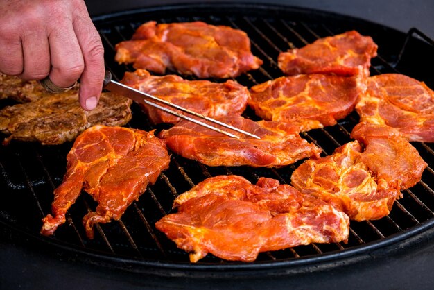 Foto gegrilld vlees koken op de grill