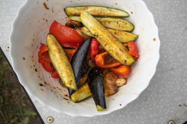 Gegrilleerde groenten paprika's courgette aubergine op een wit bord top view close-up