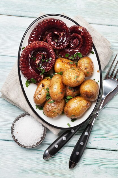 Gegrilleerde octopus met kleine aardappelen met kruiden en specerijen.