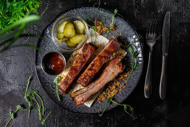 Gegrilleerde worstjes op een donkere plaat met saus