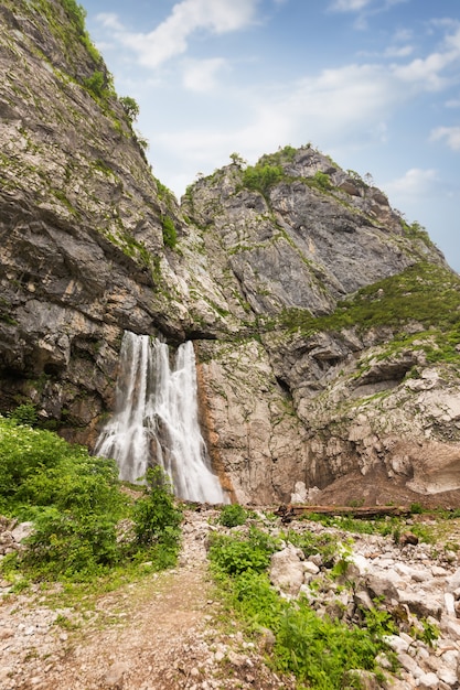 Gegsky-waterval in het bos, Abchazië