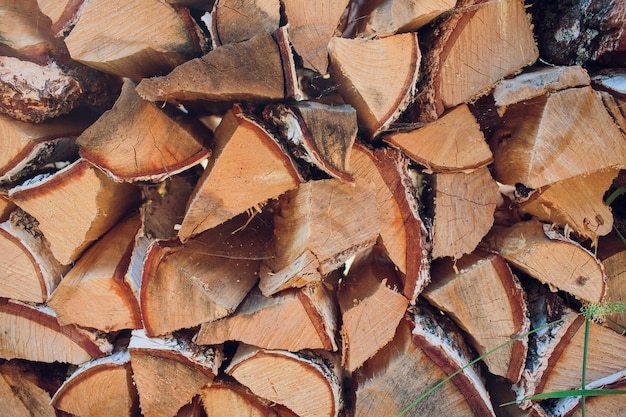 Gehakt berkbrandhout in woodpile in de zomer